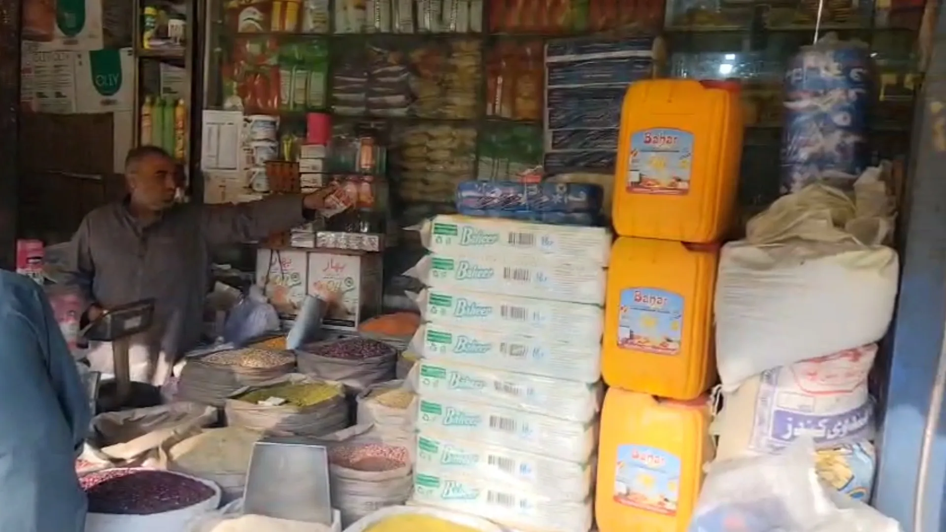 أزمة حاويات أفغانستان: مضيق هرمز يعرقل التجارة وخسائر متصاعدة