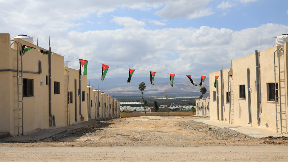 وزيرة التنمية تسلم مساكن جديدة للاسر العفيفة في دير علا