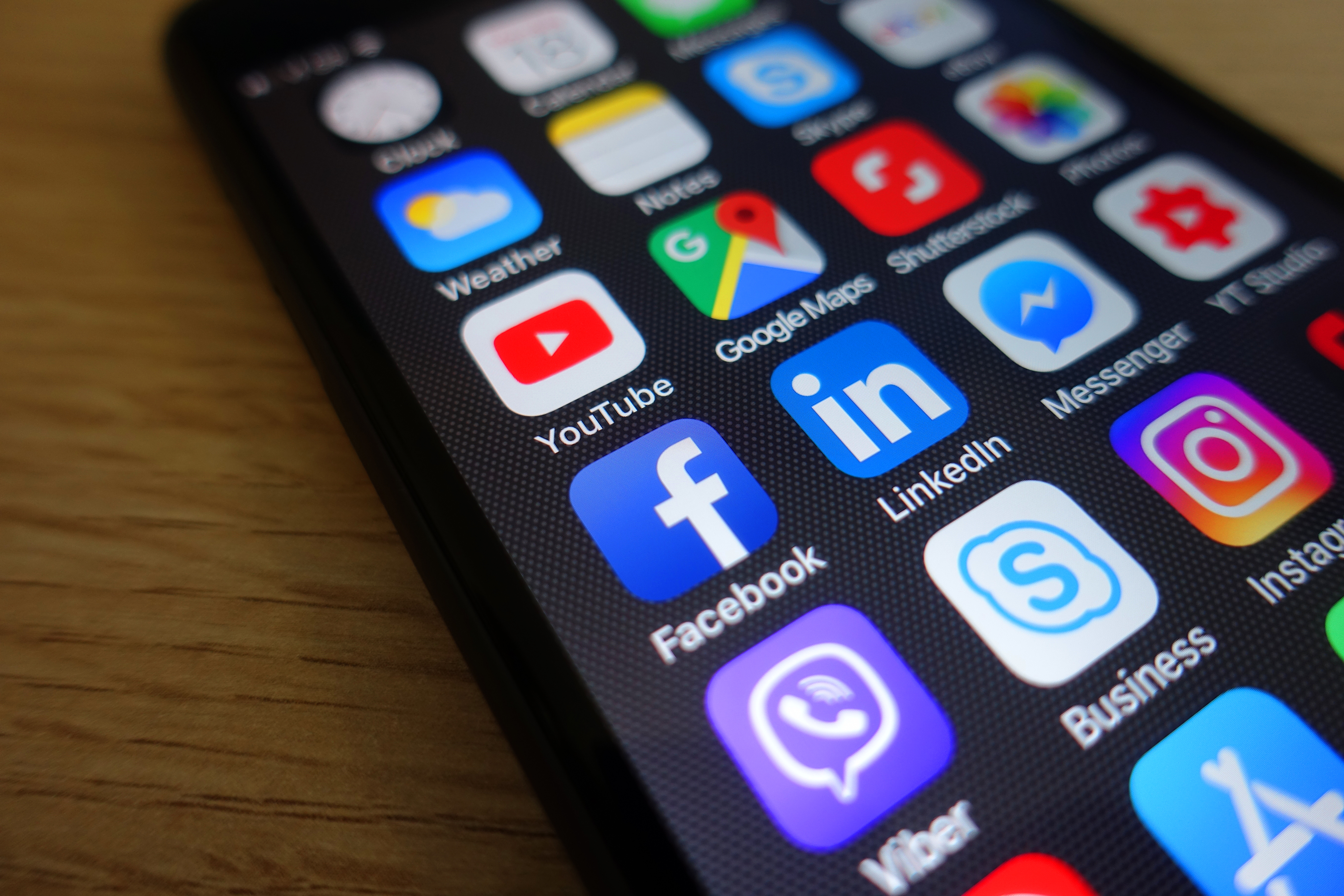 تطبيقات تتجسس على حياتك: اليات التتبع وكيفية ايقافها