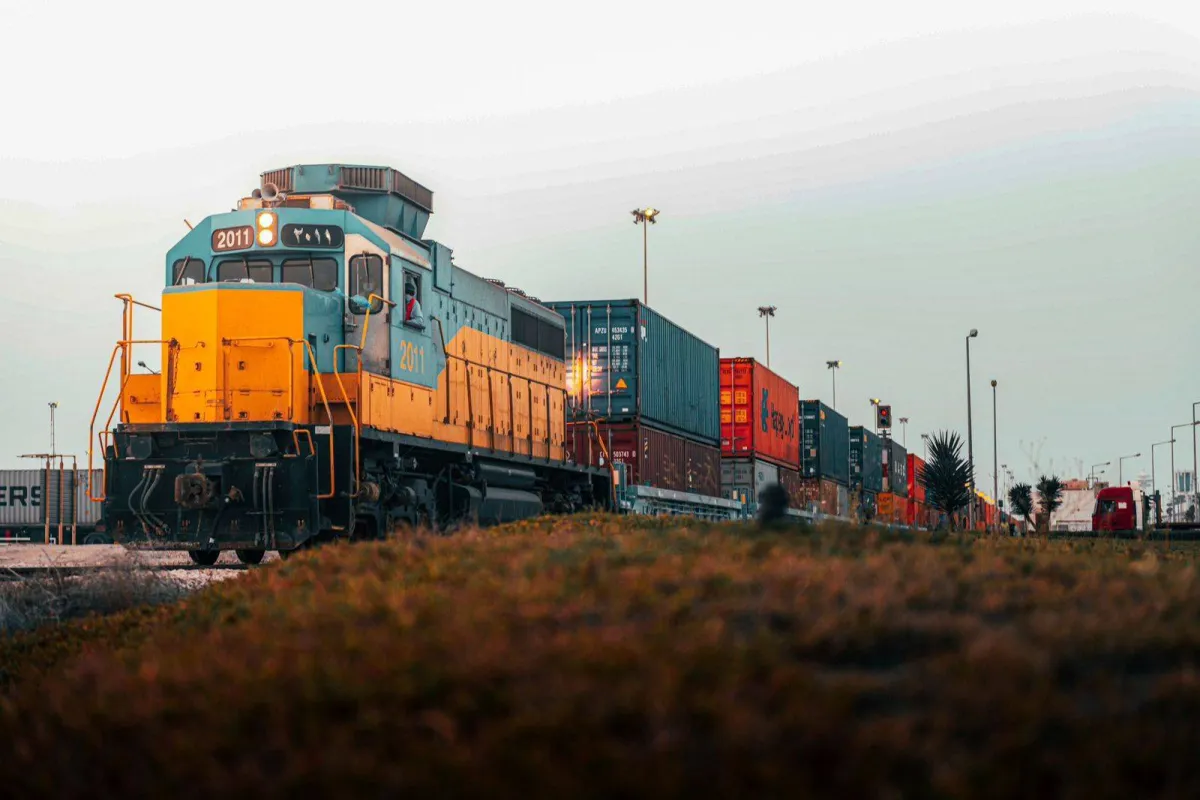 النقل البري السعودي يعزز الإمدادات ويواجه تحديات الاقتصاد العالمي