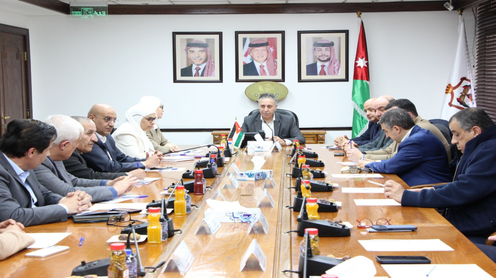 وزير الصناعة يطمئن توافر الزيوت النباتية بكميات كافية في الاسواق الاردنية