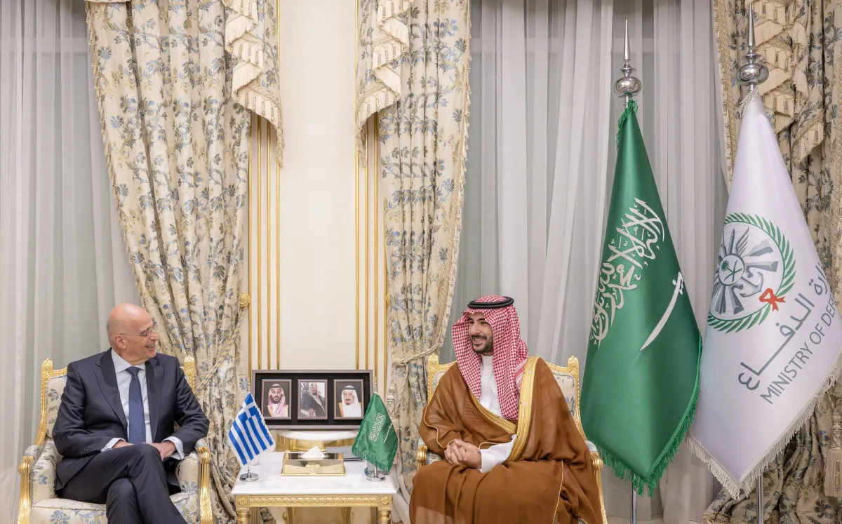 السعودية واليونان تستعرضان التعاون العسكري وتناقشان تداعيات التوترات الإقليمية