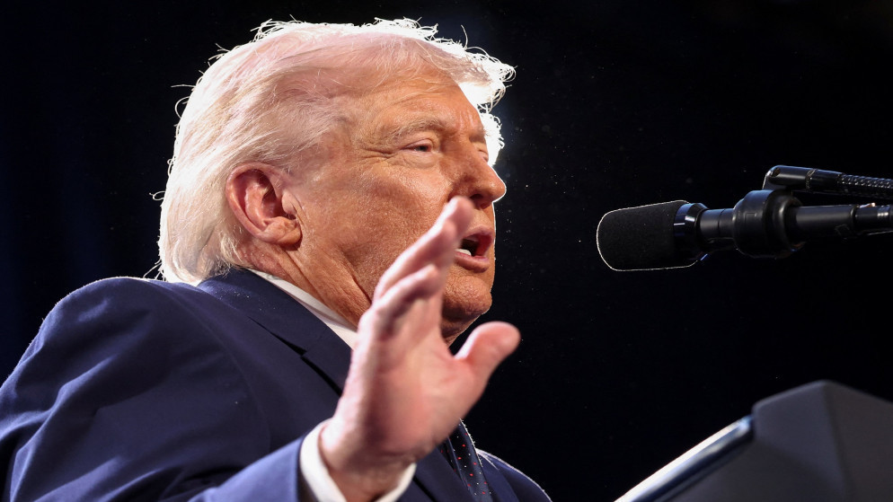 ترامب يطالب دول مضيق هرمز بتحمل المسؤولية ويهدد إيران بضربات قاسية