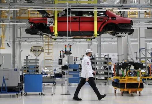 انكماش حاد في قطاع التصنيع الروسي بسبب ضعف الطلب