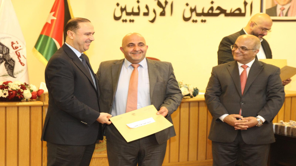 المومني يكرم الضمور لفوزه بجائزة الحسين للابداع الصحفي