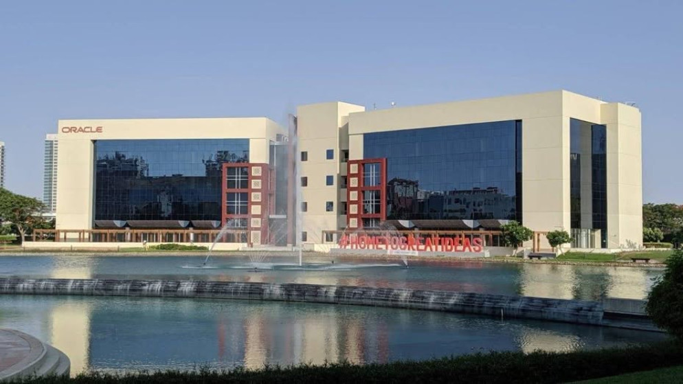 سقوط حطام على مبنى اوراكل في دبي دون اصابات