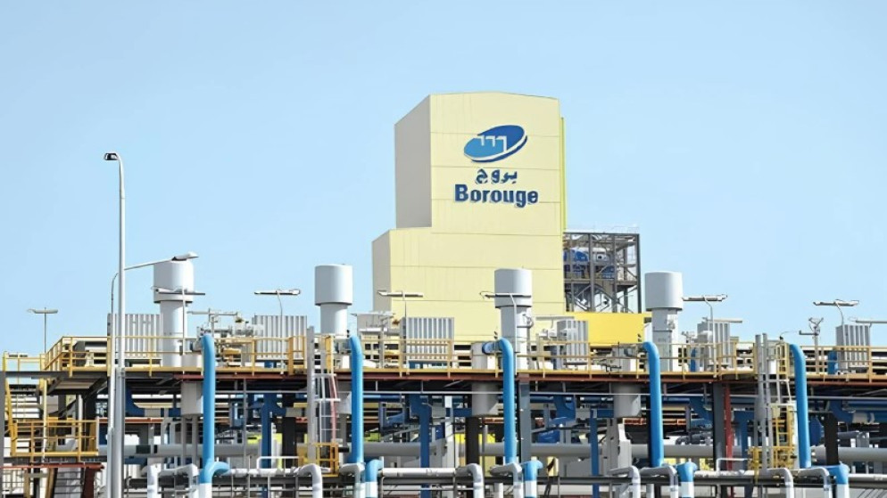 ابوظبي تعلق العمليات في مصنع بتروكيماويات بعد سقوط شظايا