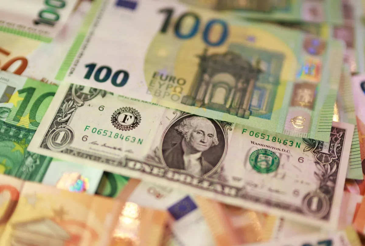 الدولار يحقق قفزة شهرية وسط توترات متصاعدة بالشرق الاوسط