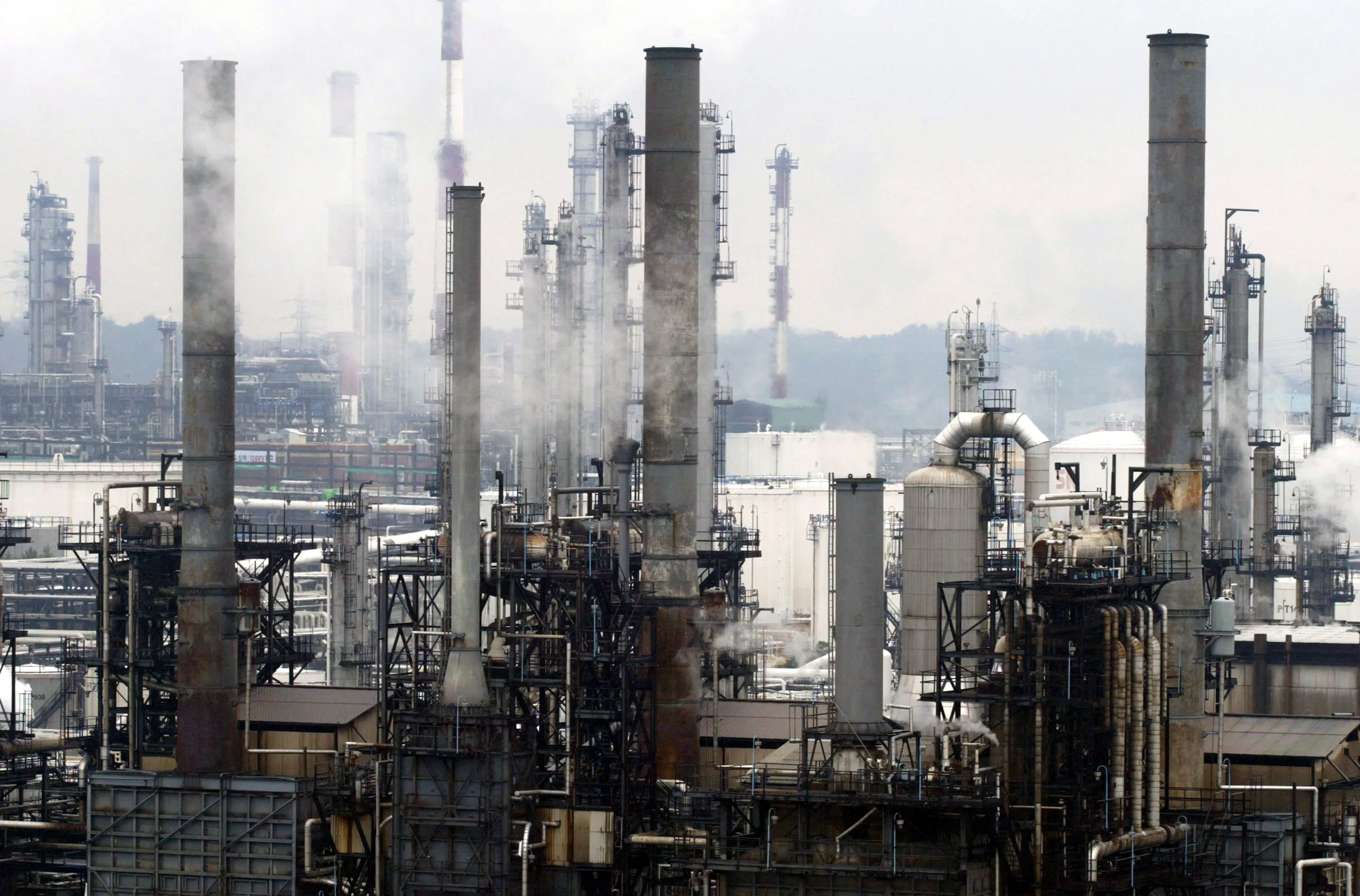 كوريا الجنوبية تتحرك لتامين نفطها عبر ميناء ينبع تحسبا لاضطرابات هرمز