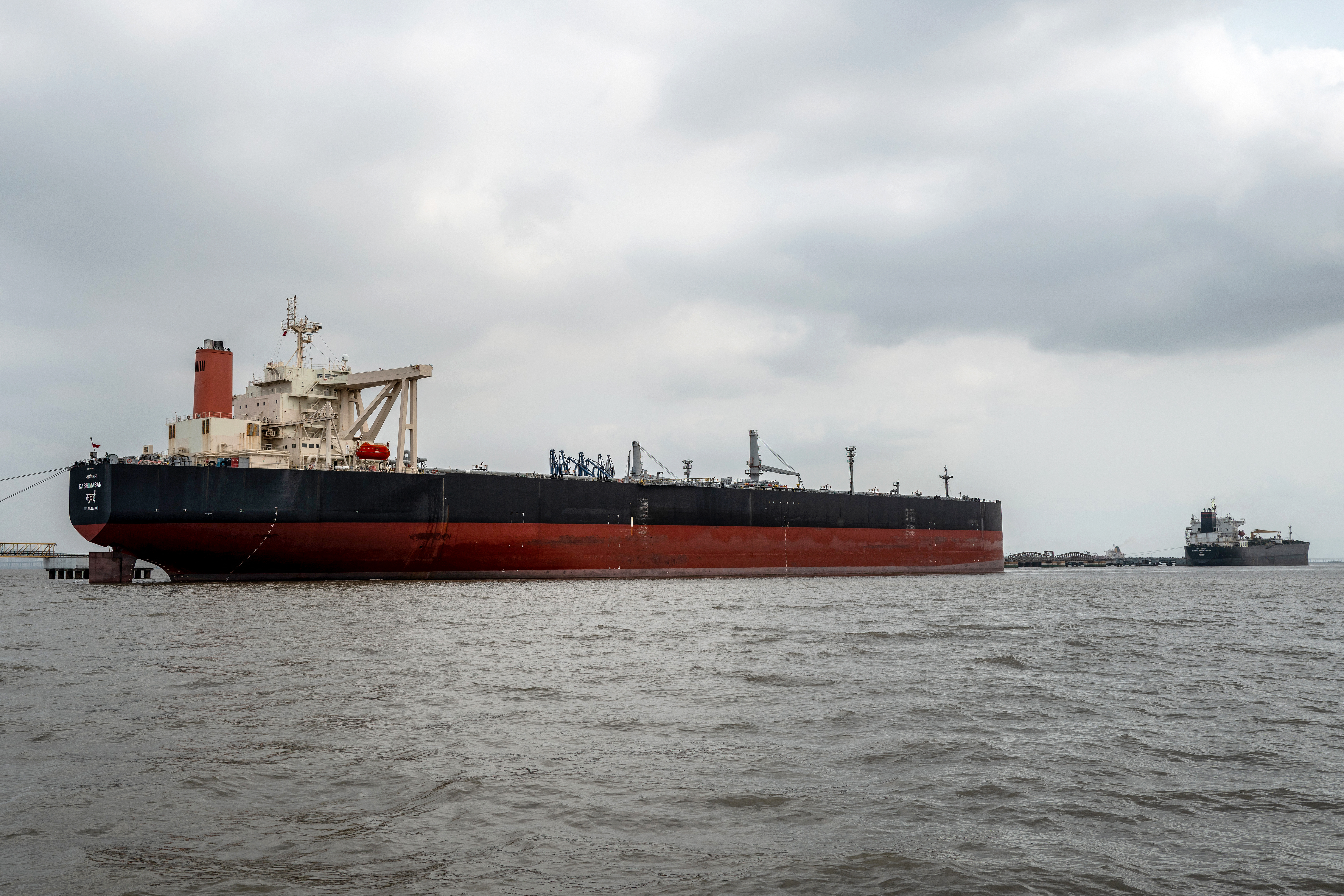 ناقلات هندية وتركية تعبر مضيق هرمز وسط توترات متصاعدة