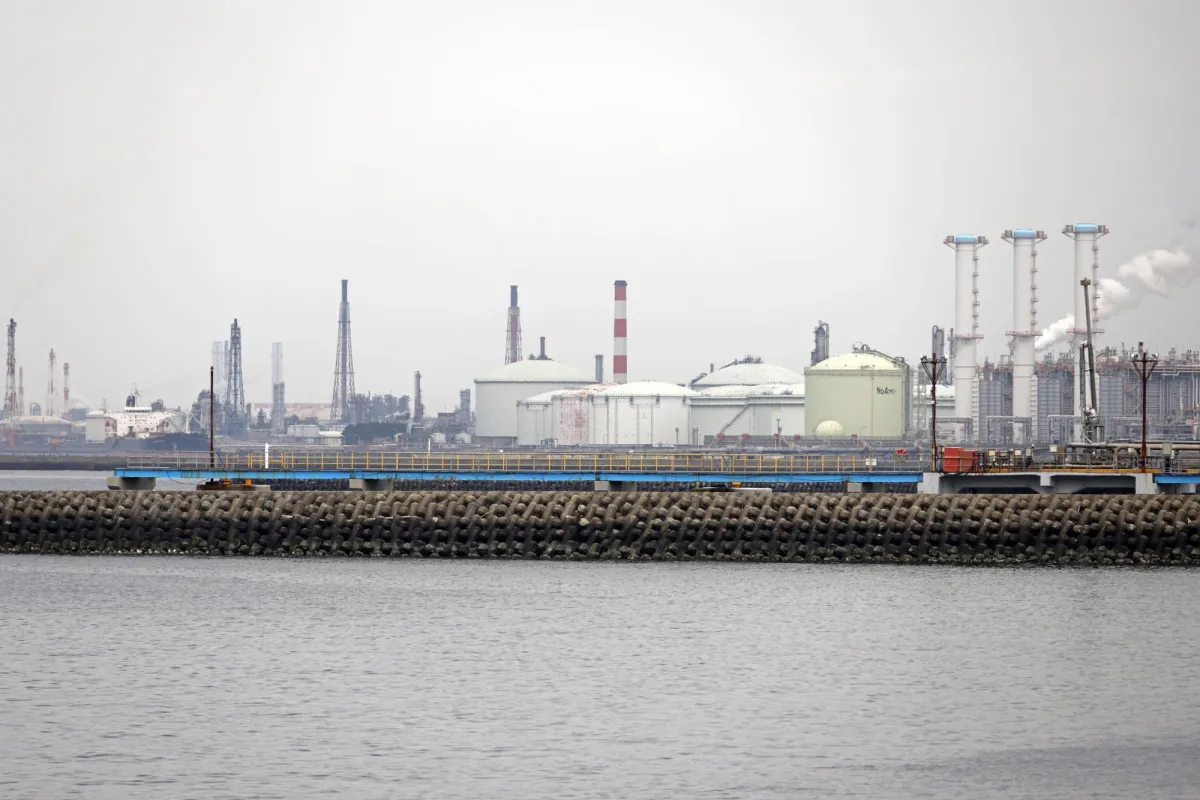 اليابان تبتكر طرقا جديدة لتامين النفط بعيدا عن مضيق هرمز