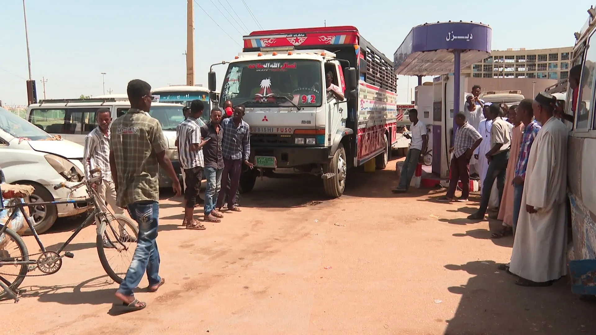 ازمة وقود تخنق السودان وارتفاع الاسعار يفاقم معاناة المواطنين