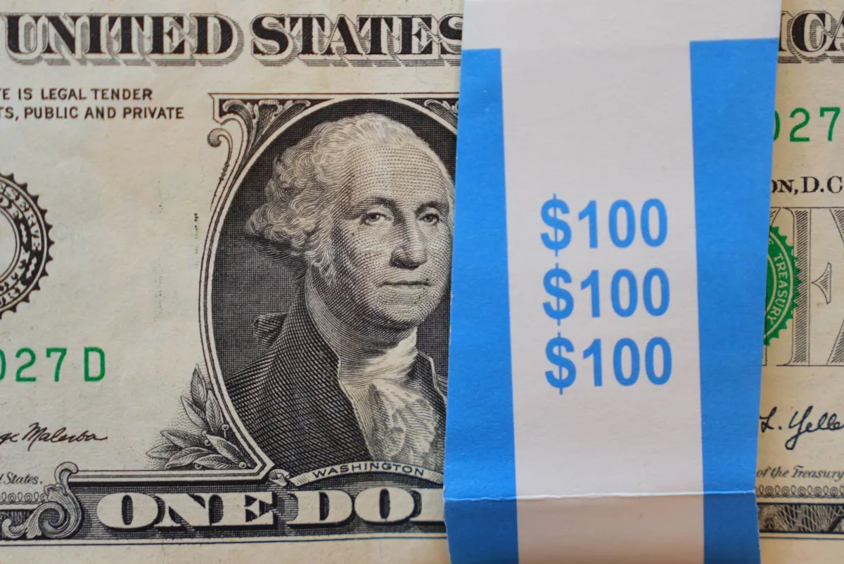 الدولار يهوي لاقل مستوى في شهر بعد الهدنة الامريكية الايرانية