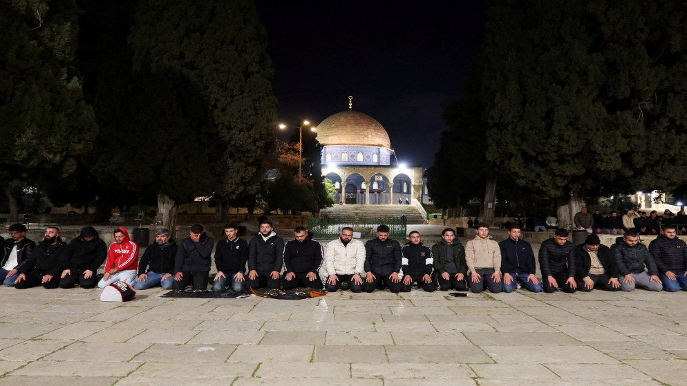 الاف المصلين يحيون الفجر في الاقصى بعد اغلاق دام اربعين يوما