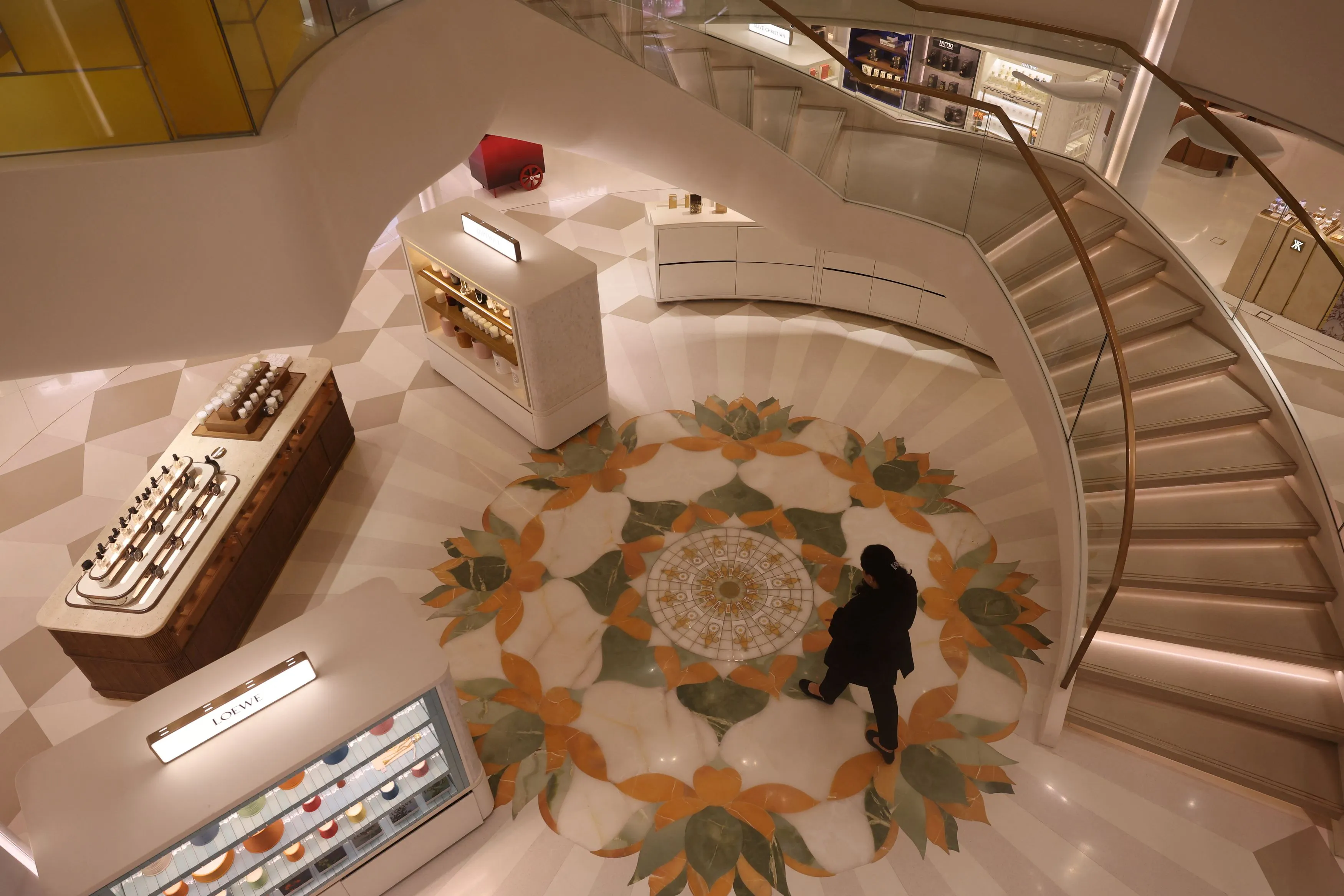 الحرب تعصف بسوق السلع الفاخرة وتخسره مليارات الدولارات