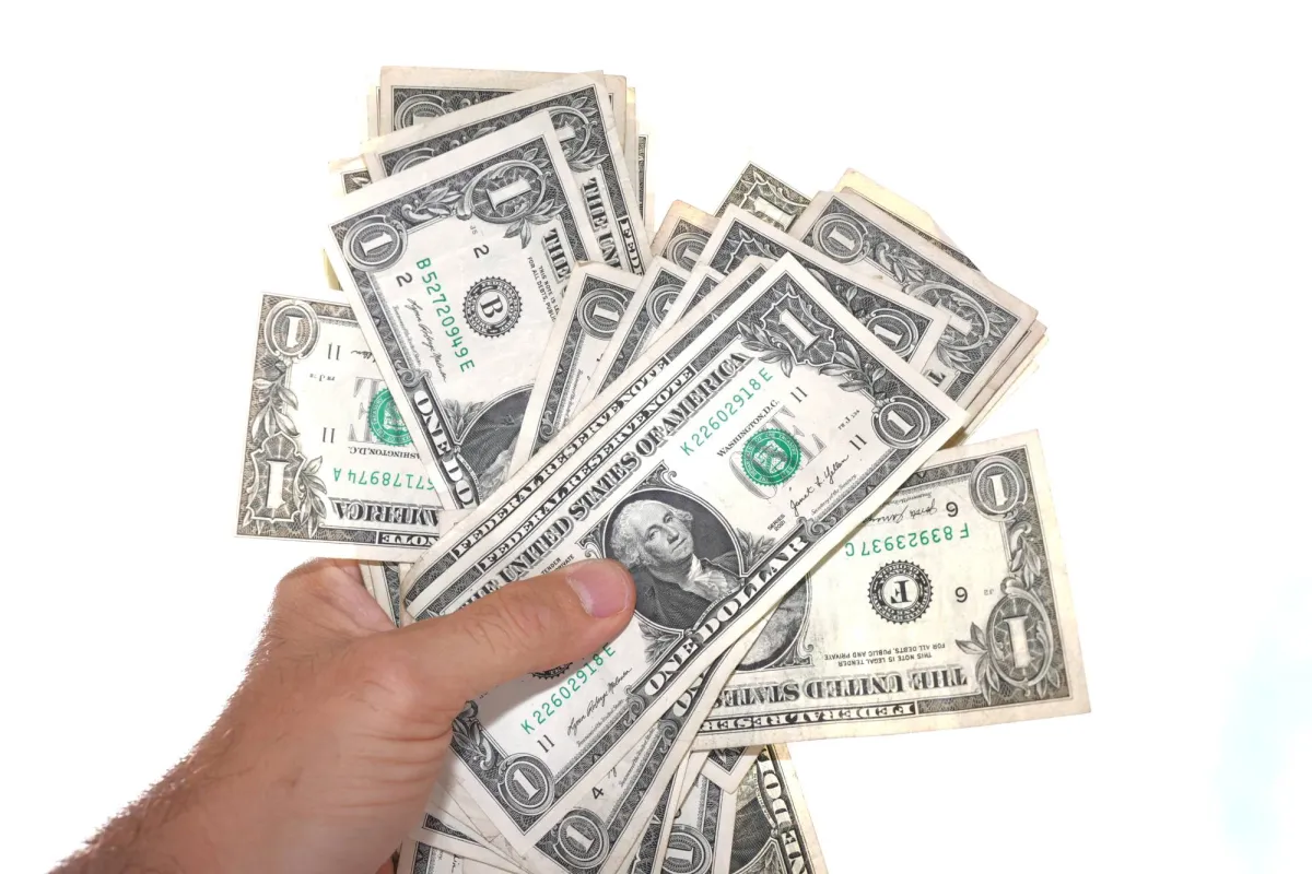 تذبذب الدولار وسط مخاوف انهيار الهدنة الامريكية الايرانية