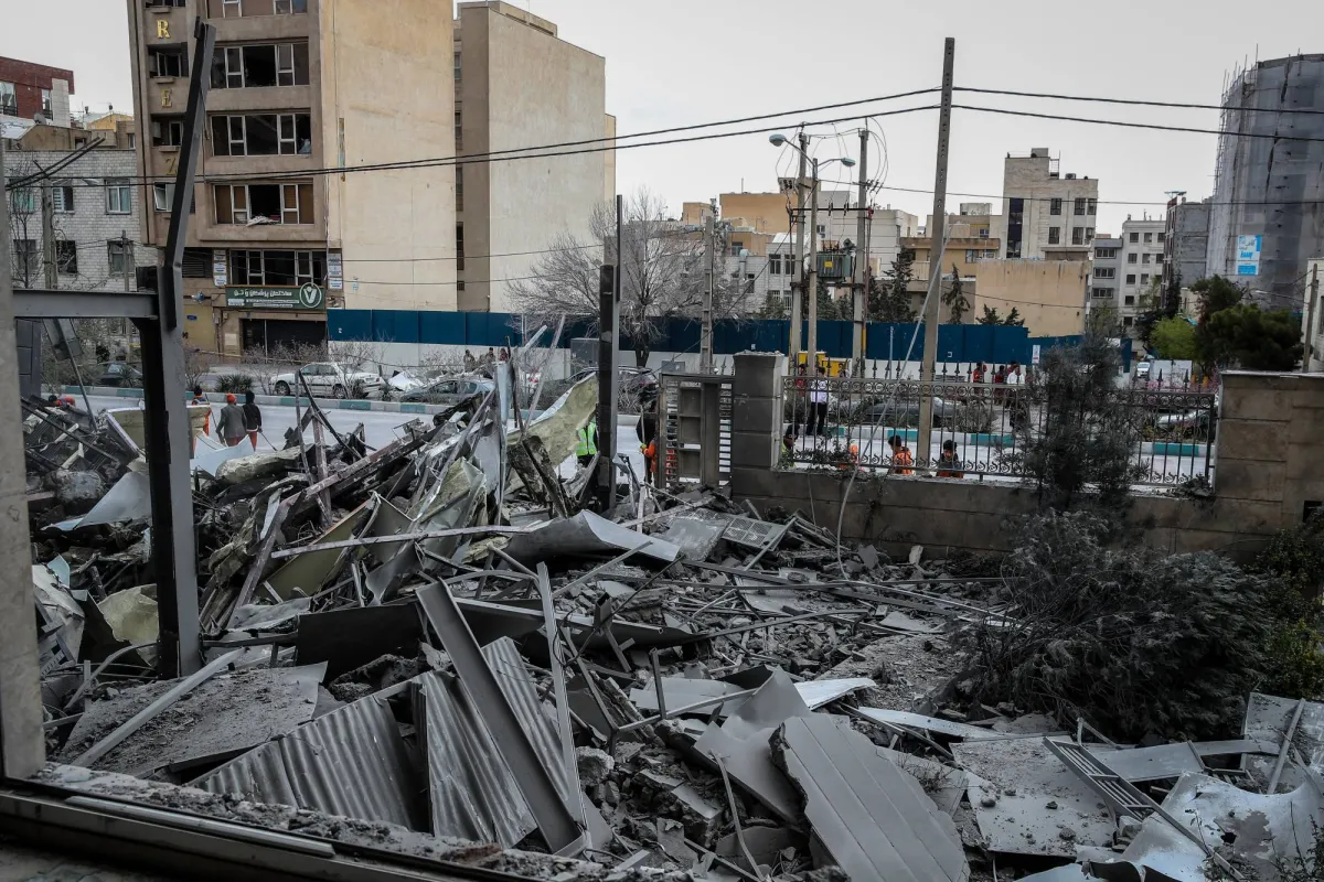 مبعوث غوتيريش يبحث انهاء الحرب في طهران ويزور مواقع القصف