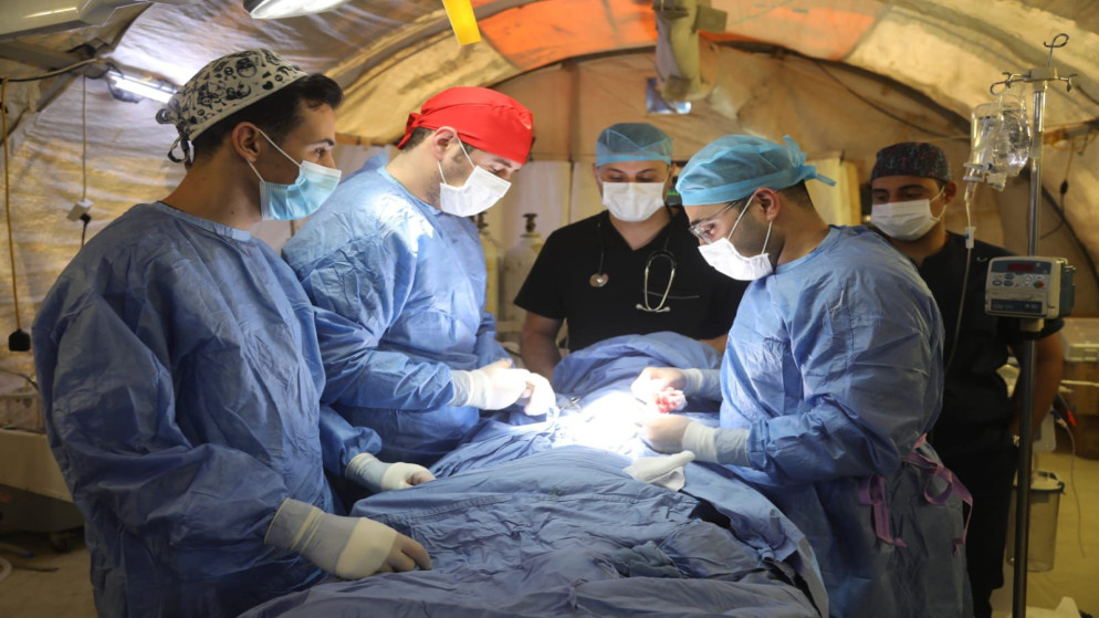 فريق طبي اردني يجري عملية معقدة في غزة لاستخراج رصاصة من عمود فقري