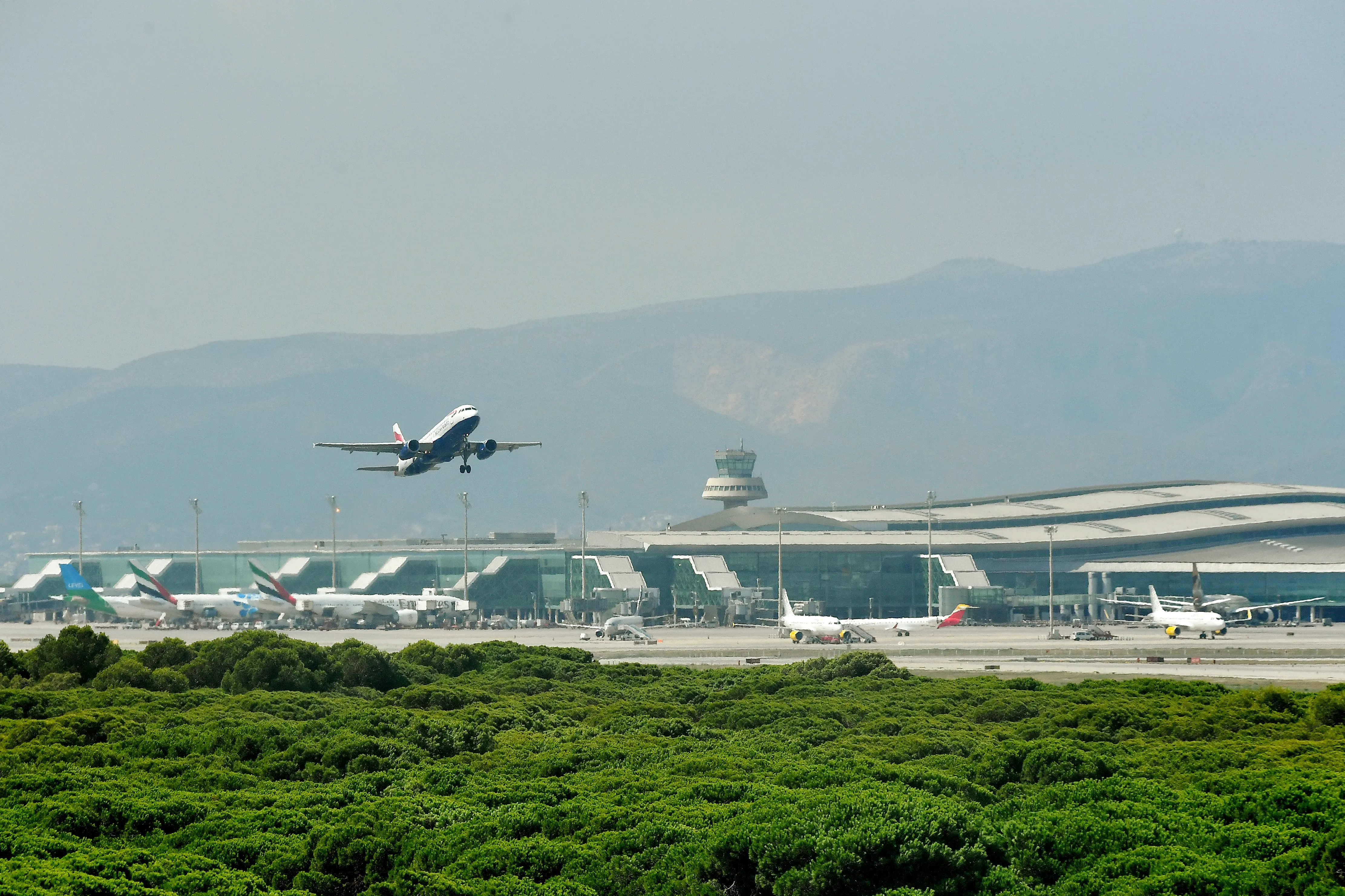 شركات الطيران العالمية تواجه ازمة الوقود بقرارات جديدة