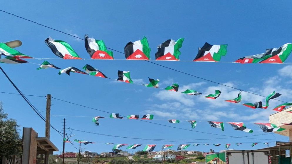 جرش تتزين بالاعلام استعدادا ليوم العلم الاردني