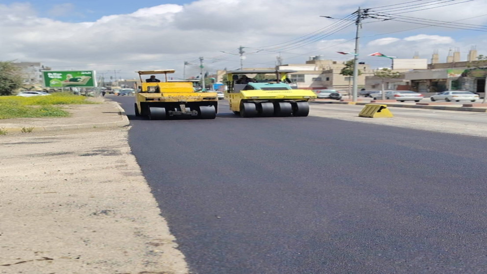 بني عبيد تستأنف تعبيد طريق اربد عمان وتحسين البنية التحتية