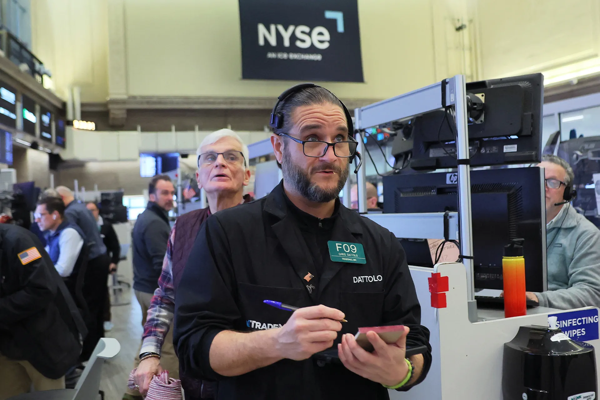 وول ستريت تهوي وسط مخاوف من حصار الموانئ الايرانية وارتفاع النفط