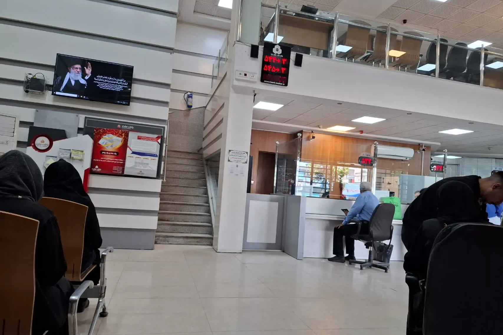 ايران: عودة المصارف وسط ترقب البورصة وتقلبات سعر الصرف