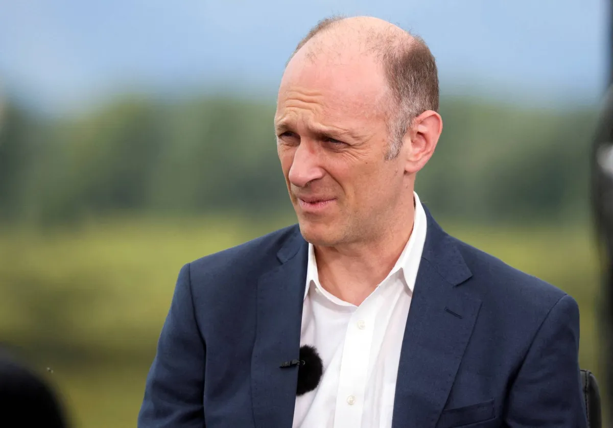 رئيس فيدرالي شيكاغو يحذر: تاجيل خفض الفائدة حتى 2027 بسبب التضخم