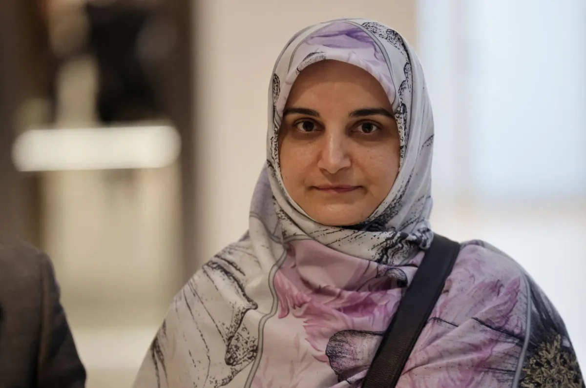 وصول طالبة ايرانية الى طهران بعد الافراج عنها في فرنسا