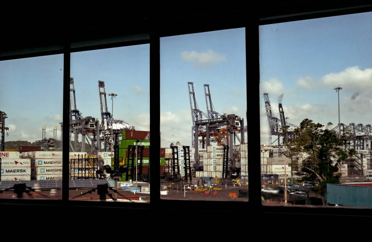 الصين تطلب من ميرسك وام اس سي وقف عملياتهما في موانئ بنما