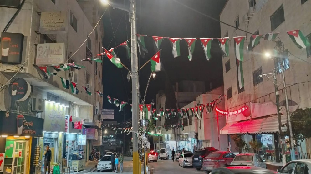 كفرنجة تتزين بالاعلام استعدادا لاحتفالات يوم العلم