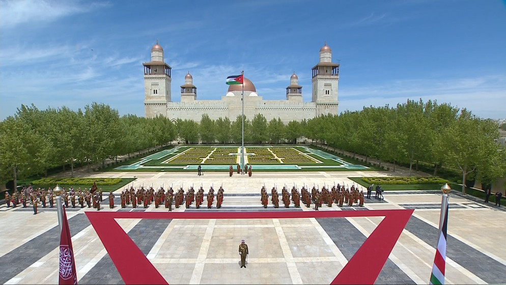 الملك عبدالله يشهد مراسم رفع العلم في قصر الحسينية