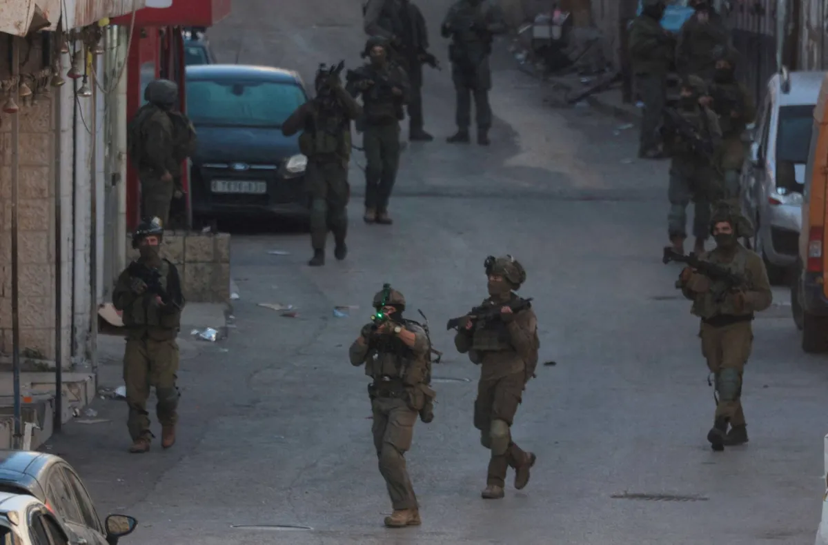 مستوطنون يعيقون طريق اطفال فلسطين لاسلاك شائكة برام الله