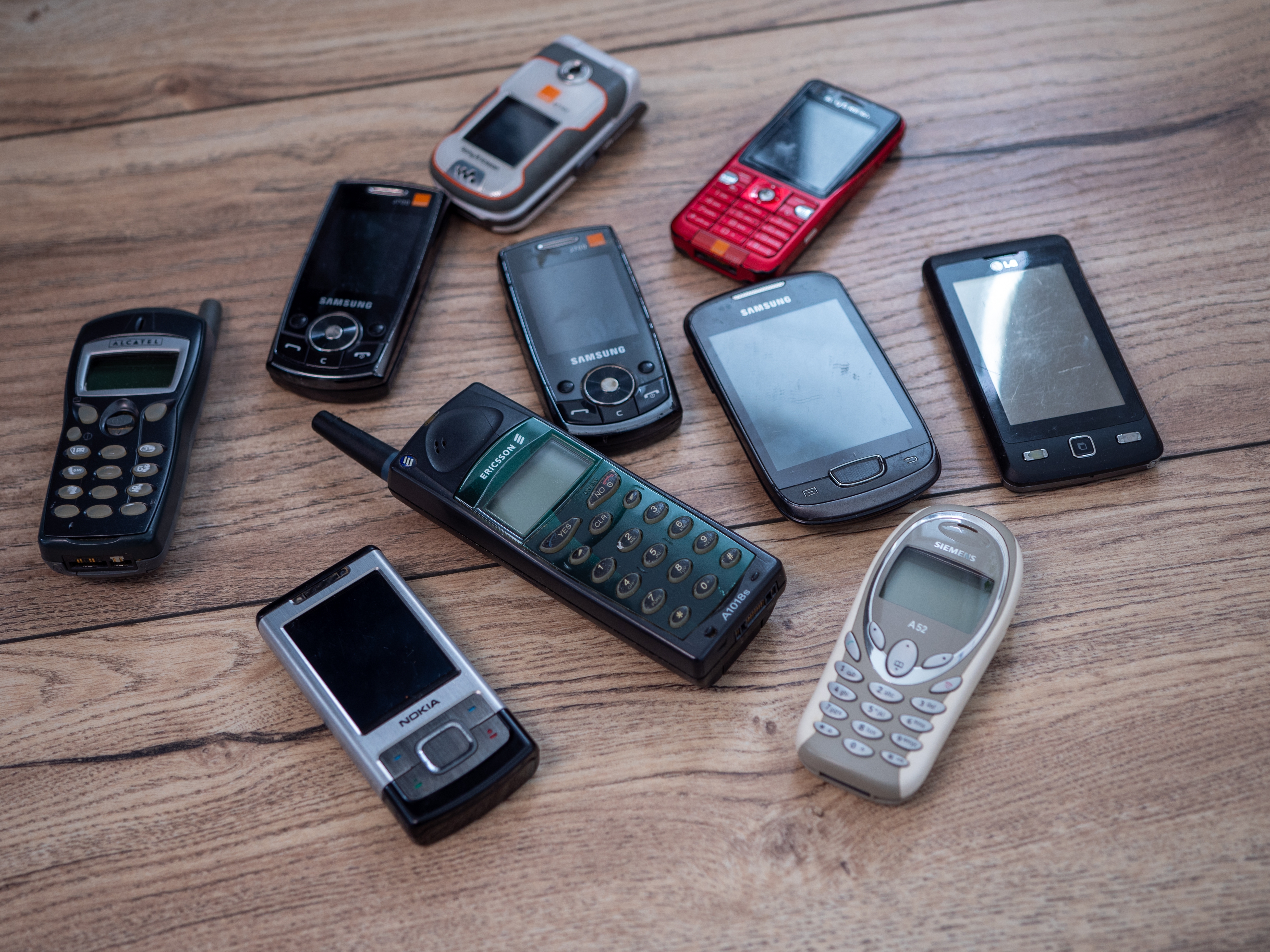 جيل زد يقود ثورة الهواتف البسيطة: هل هي مقاومة للرقابة الرقمية؟