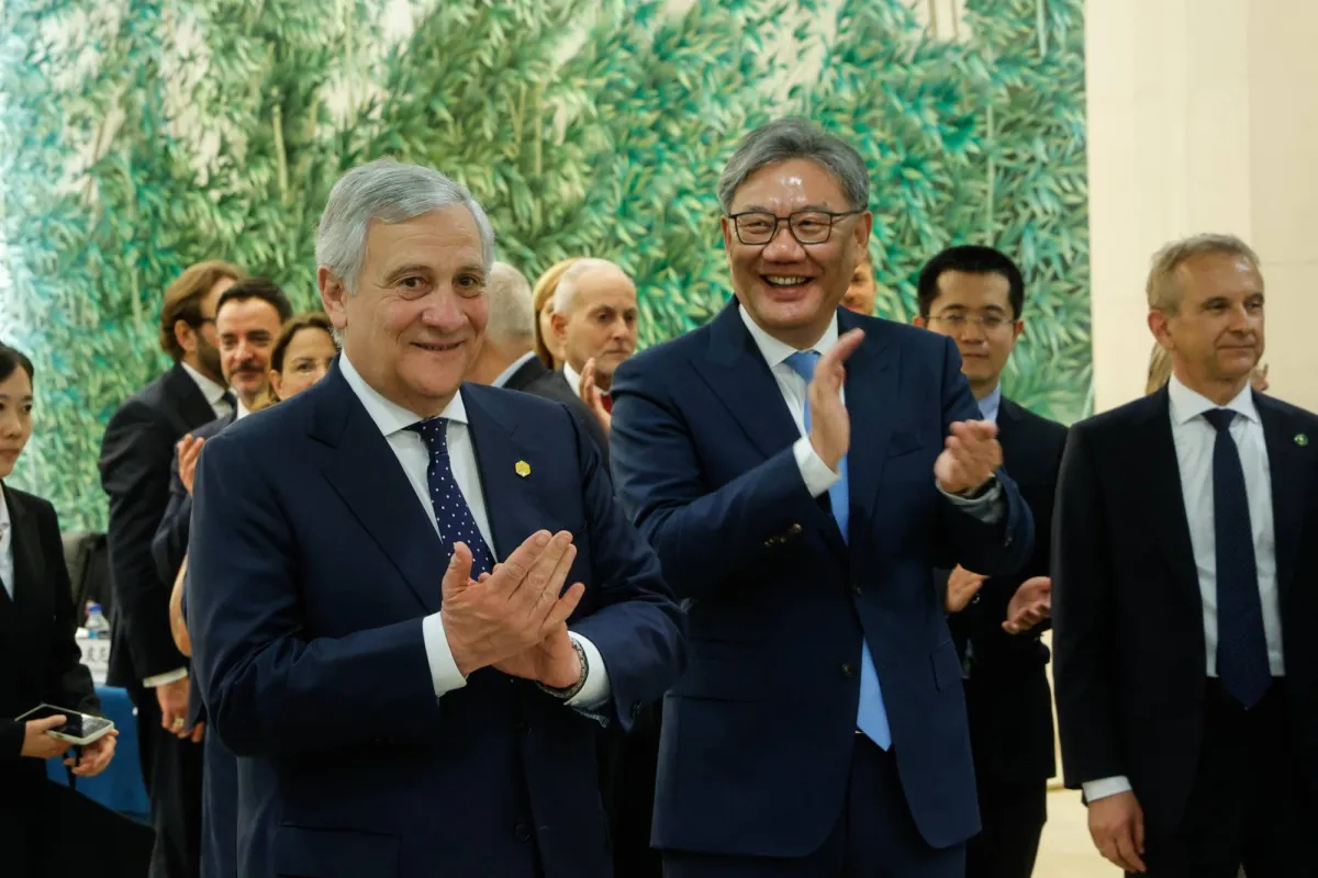 الصين تعزز العلاقات التجارية مع إيطاليا رغم اتساع الفائض التجاري