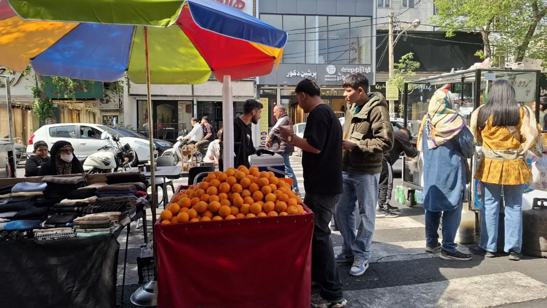 مفارقات الاسعار في طهران تحت المجهر: جولة في الاسواق تكشف التحديات الاقتصادية