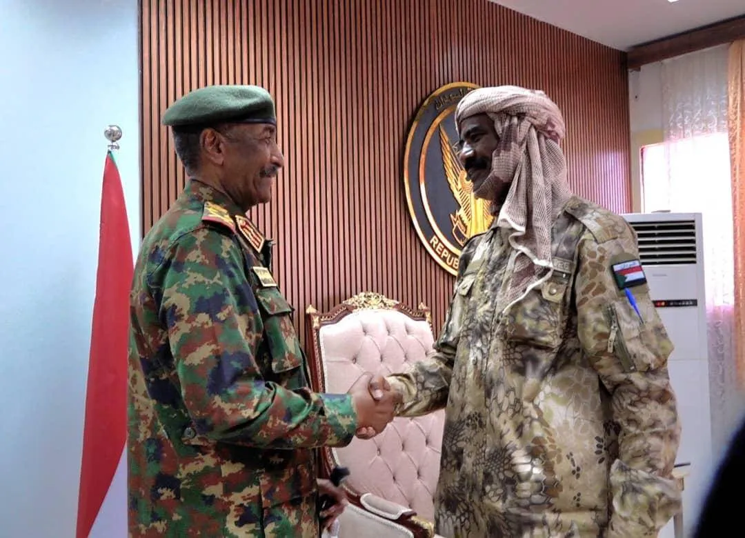 البرهان يستقبل اللواء النور القبة بعد انشقاقه عن الدعم السريع