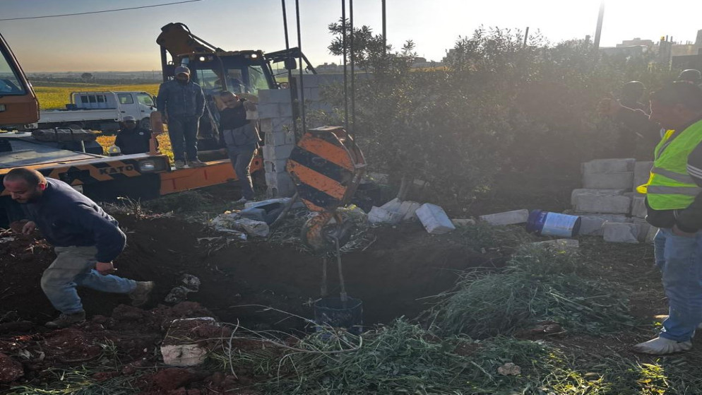 المياه تضبط بئرا مخالفة وتردمها في الرمثا