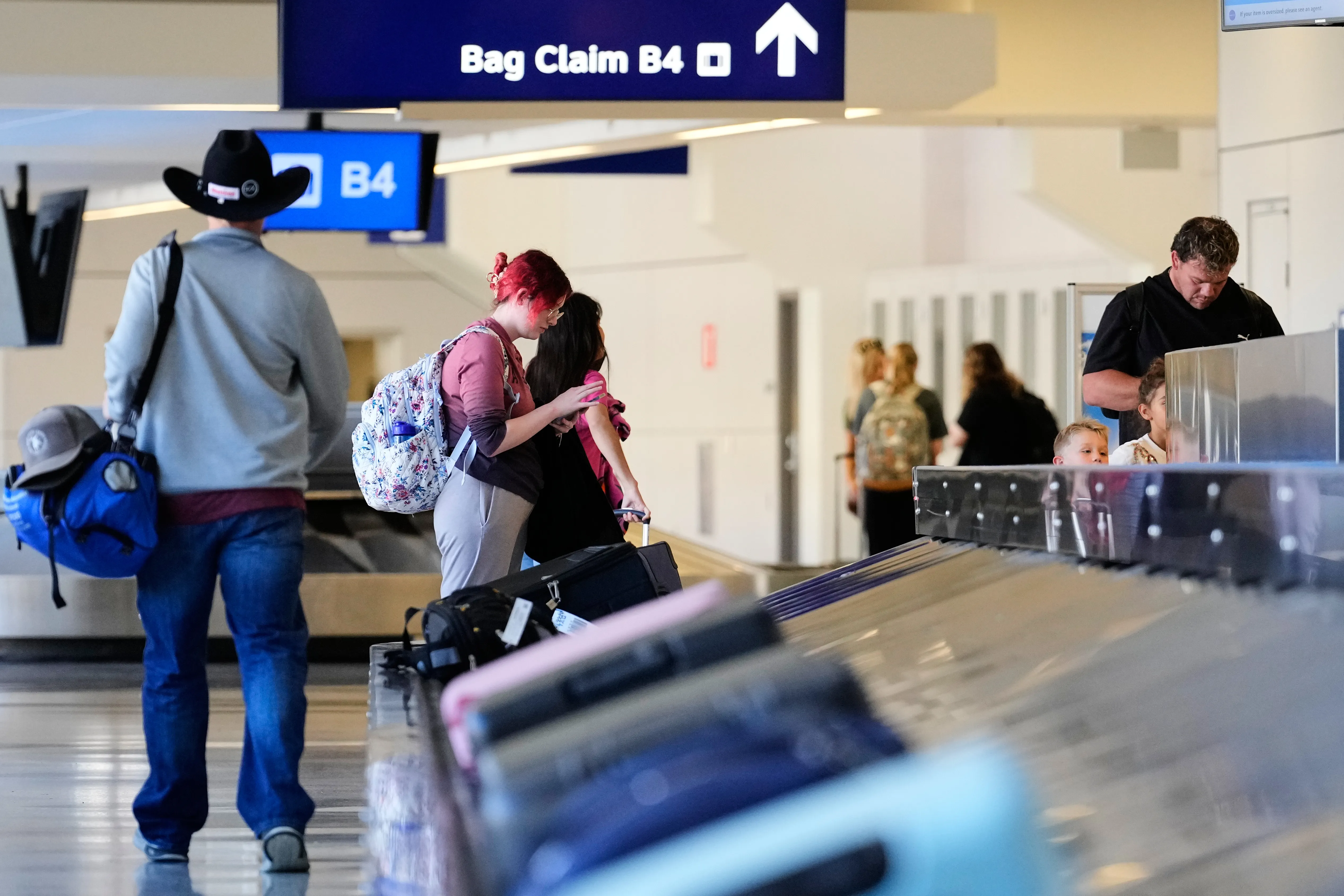 ارتفاع رسوم شحن الحقائب يثقل كاهل المسافرين بسبب تصاعد التوترات