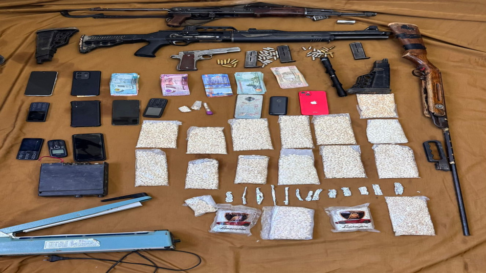 مكافحة المخدرات تطيح بمهربي البالونات والمخدرات في الرويشد