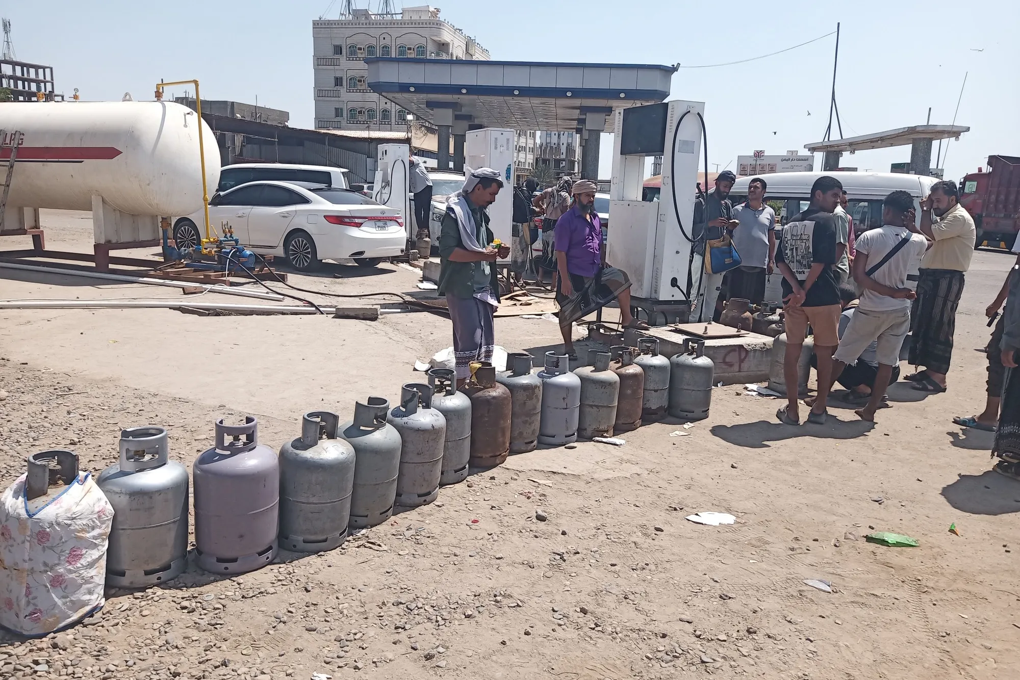 ازمة غاز تخنق عدن: طوابير طويلة ومعاناة متفاقمة