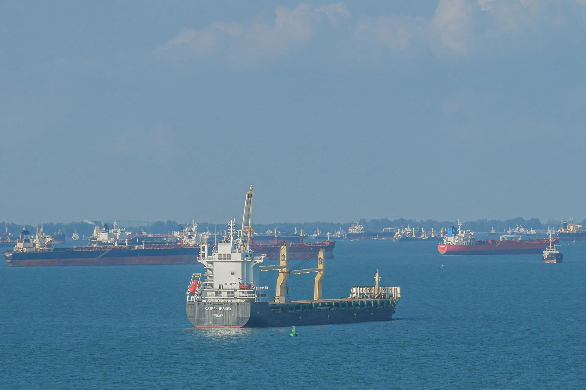 اندونيسيا تتراجع عن فرض رسوم على السفن في مضيق ملقا