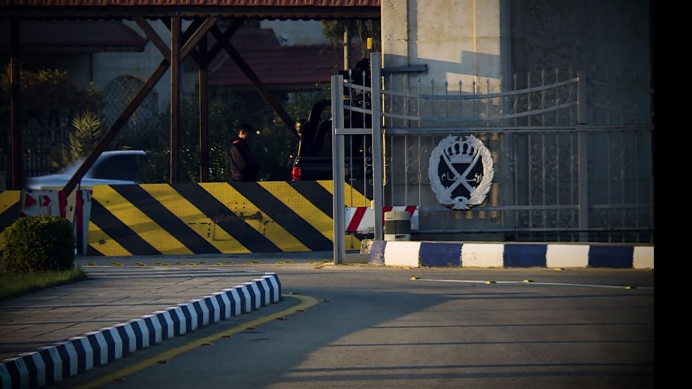 الأمن العام يفحص حقيبة بشارع الاستقلال بعمان