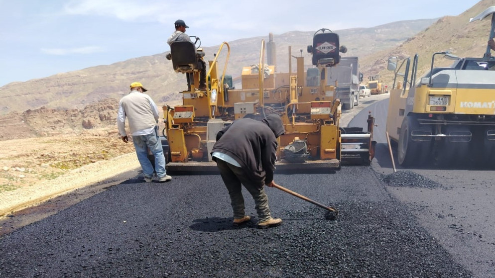 الأشغال تنهي أعمال الخلطات الإسفلتية في طريق كثربا الأغوار