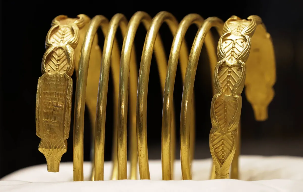 الذهب يتراجع وسط ارتفاع النفط وتصاعد مخاوف التضخم