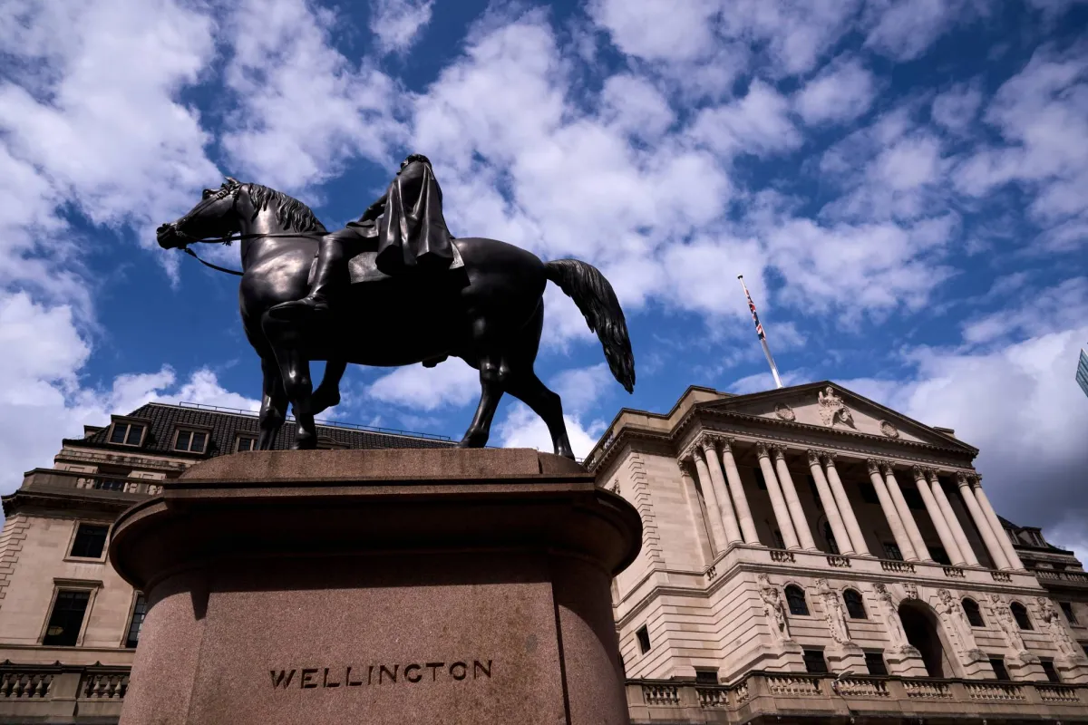 بنك إنجلترا يواجه ضغوطا لرفع الفائدة وسط مخاوف الطاقة