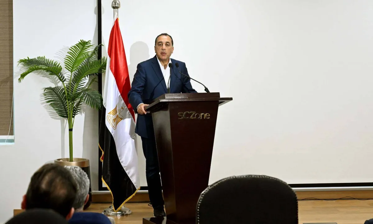 مصر توقف قرار الاغلاق المبكر للمحال والمقاهي وتعود للمواعيد السابقة