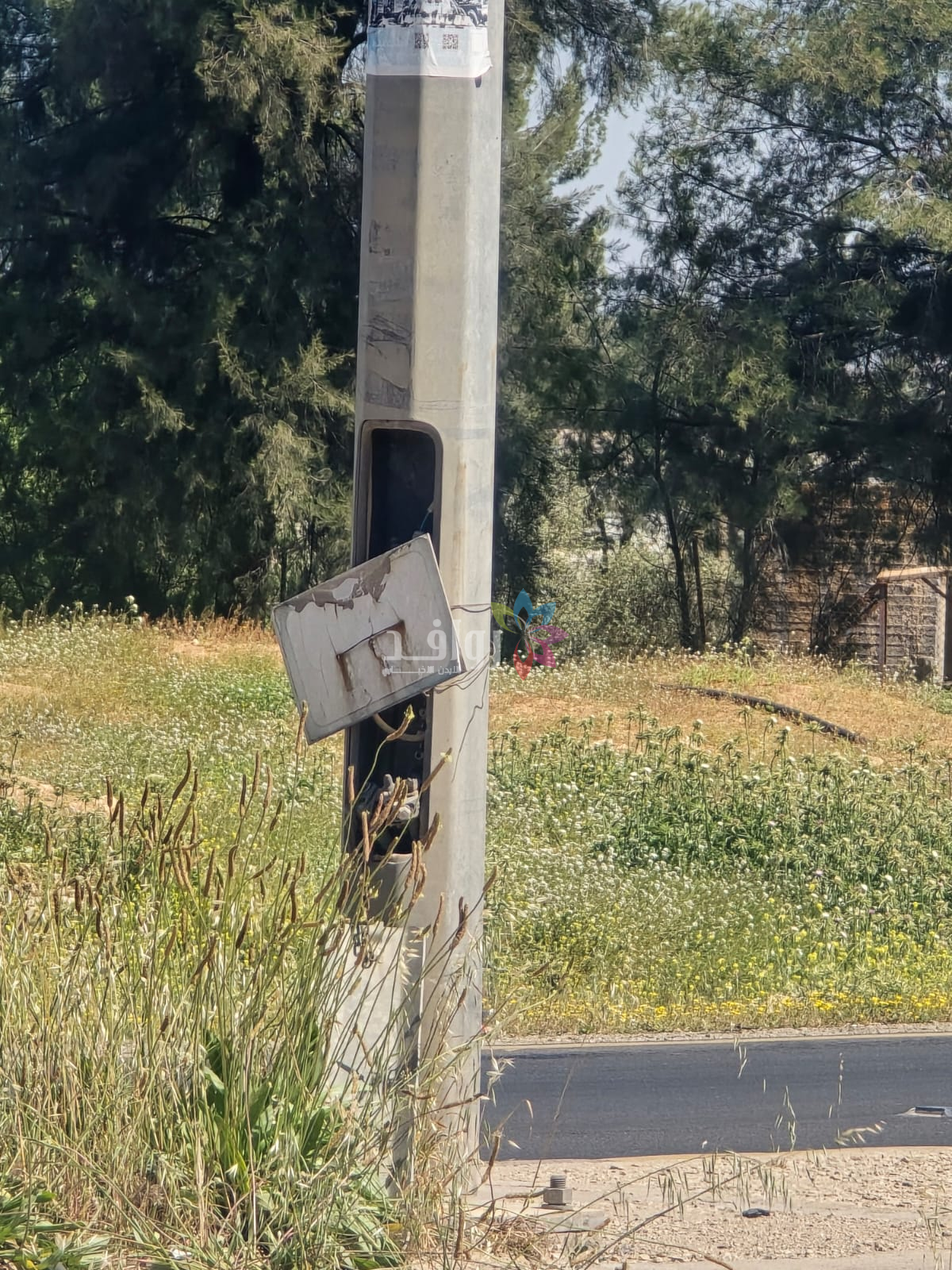 إهمال أعمدة الكهرباء وانطفاء الإنارة في الشوارع الخارجية  والاشغال لا مجيب !!