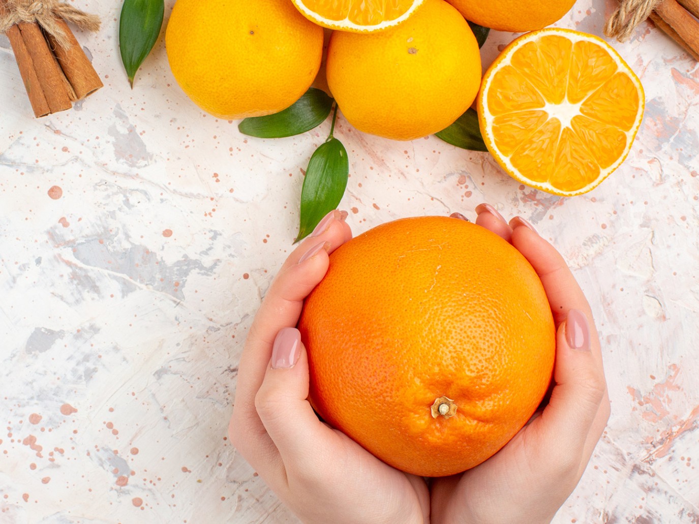 لماذا يوصي الأطباء بتناول البرتقال باستمرار وفوائده الصحية؟