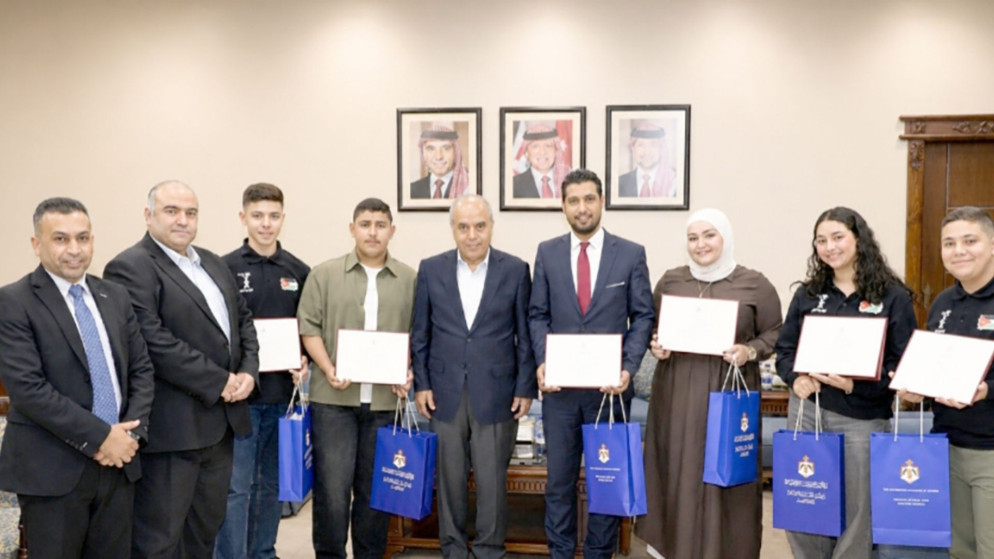 التربية تكرم الفائزين بمسابقة الروبوتات الرياضية باليونان